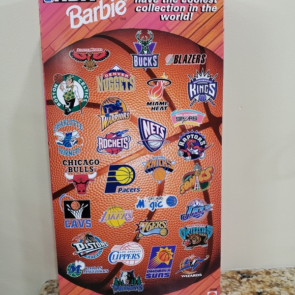 Mattel Barbie NBA Chicago Bulls 1998 w/Uniform - Picture 4 of 4